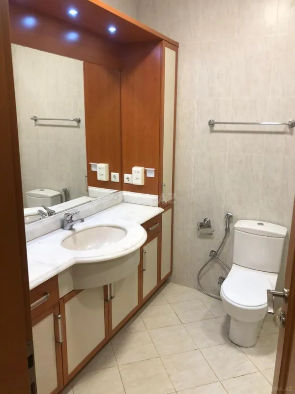 Kirayə verilir 4 otaqlı mənzil 220 m²