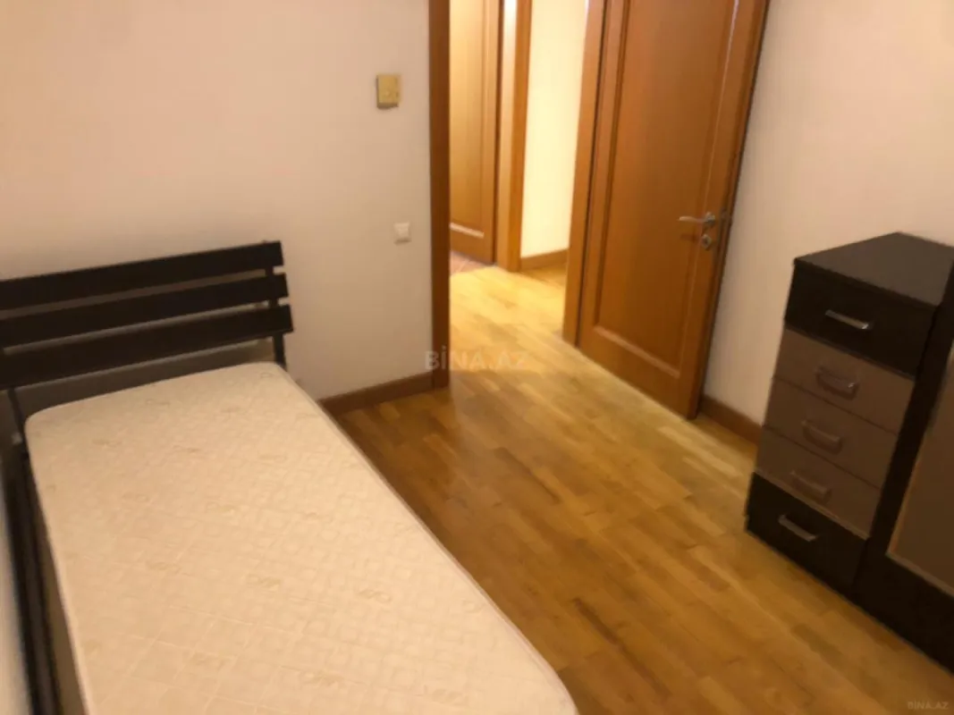 Kirayə verilir 4 otaqlı mənzil 220 m²