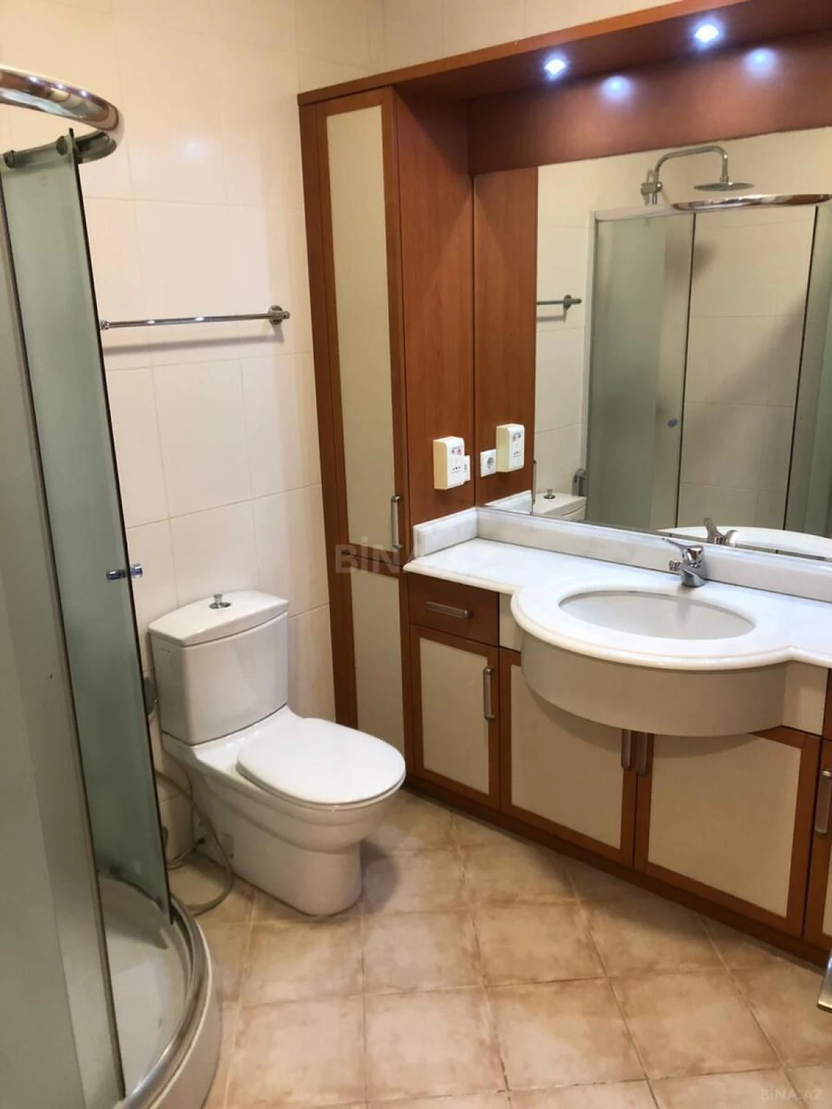 Kirayə verilir 4 otaqlı mənzil 220 m²