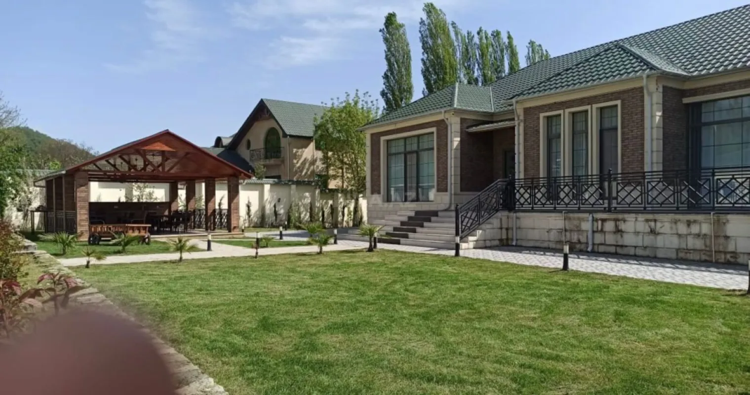 Satılır 5 otaqlı həyət evi 300 m²