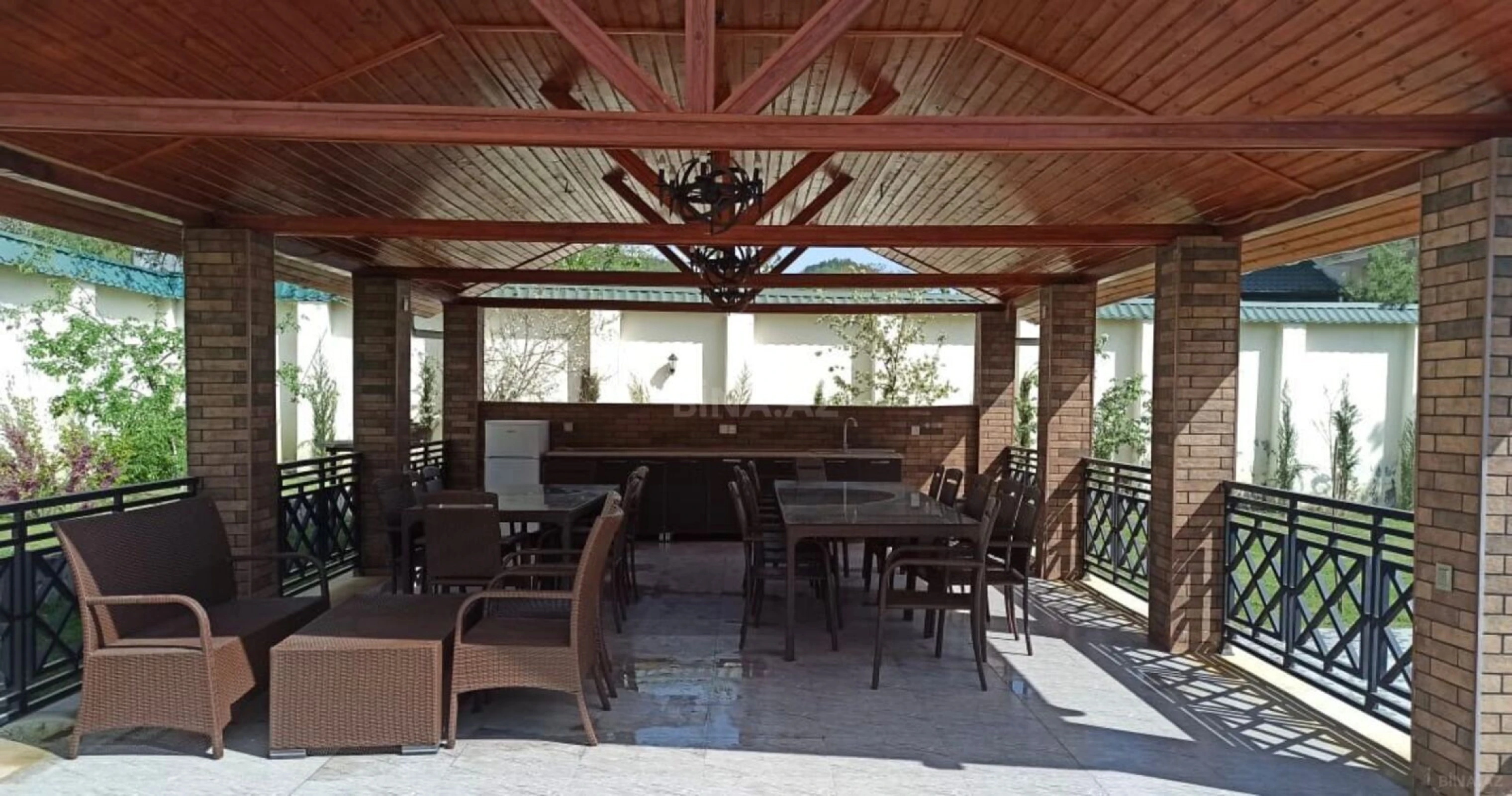 Satılır 5 otaqlı həyət evi 300 m²