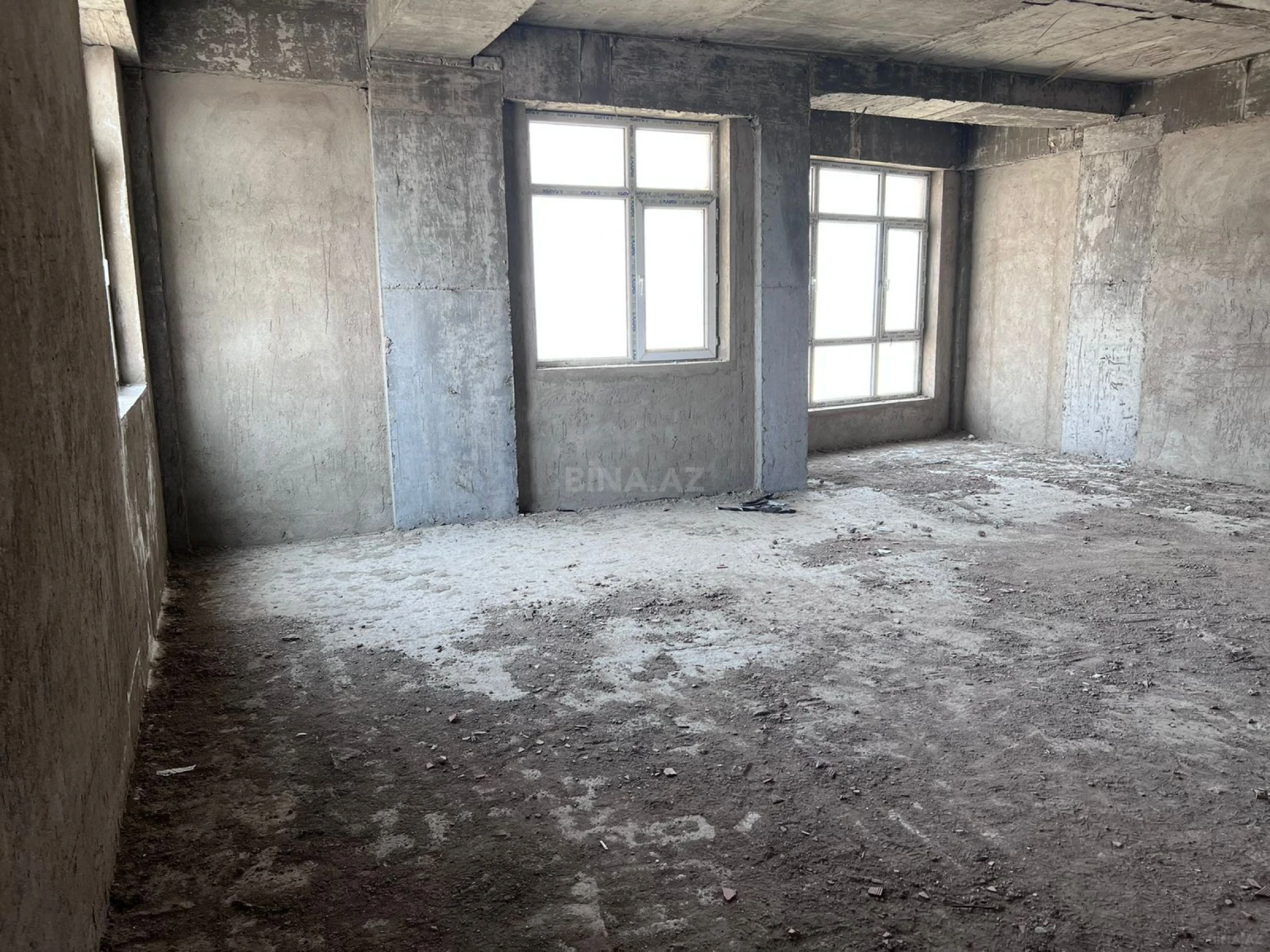 Satılır 4 otaqlı mənzil 178 m²