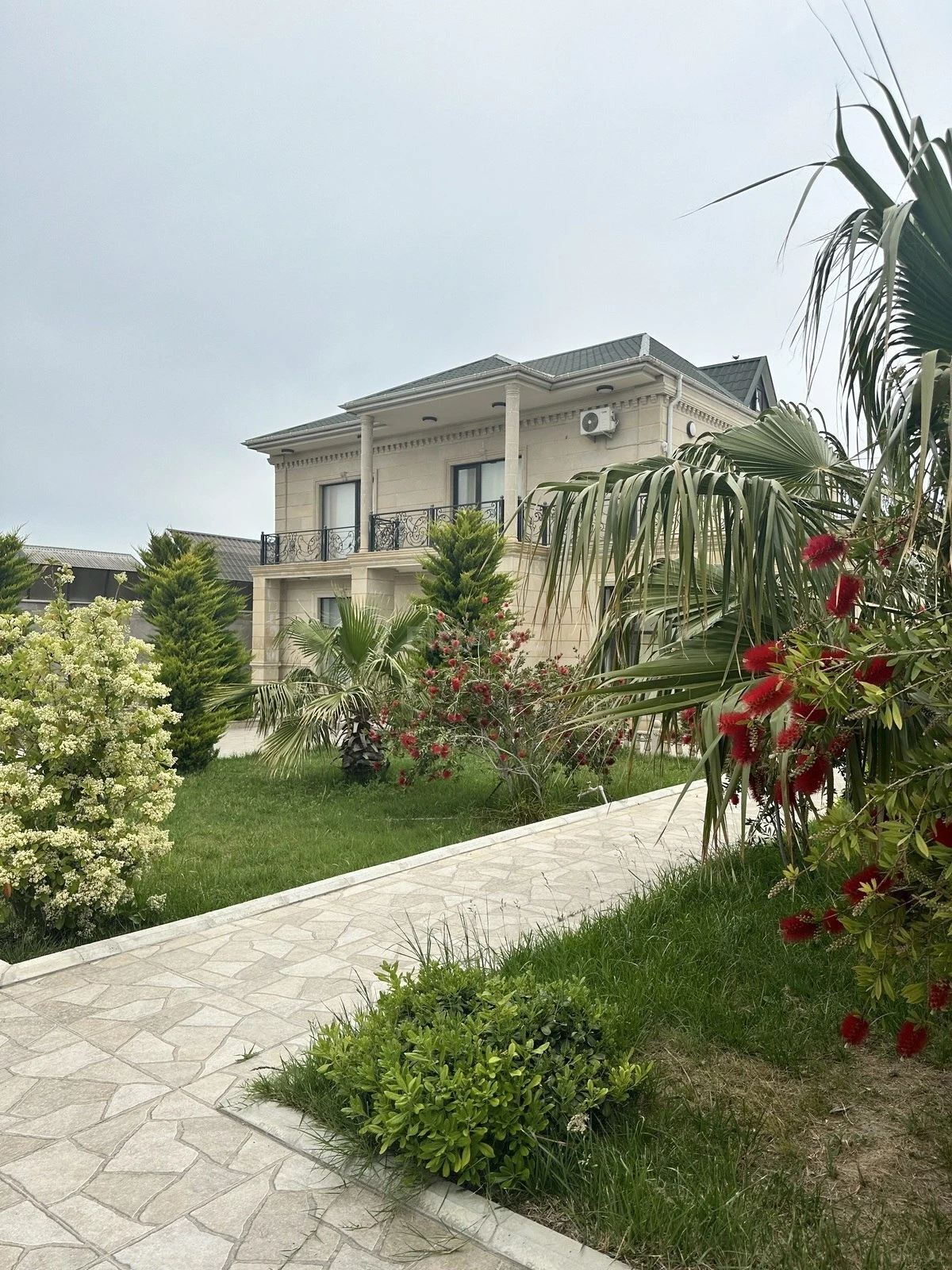 Satılır 5 otaqlı həyət evi 400 m²