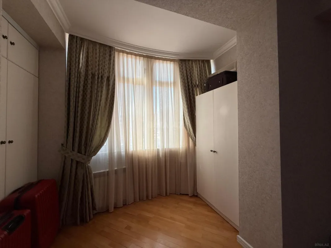 Satılır 3 otaqlı mənzil 150 m²