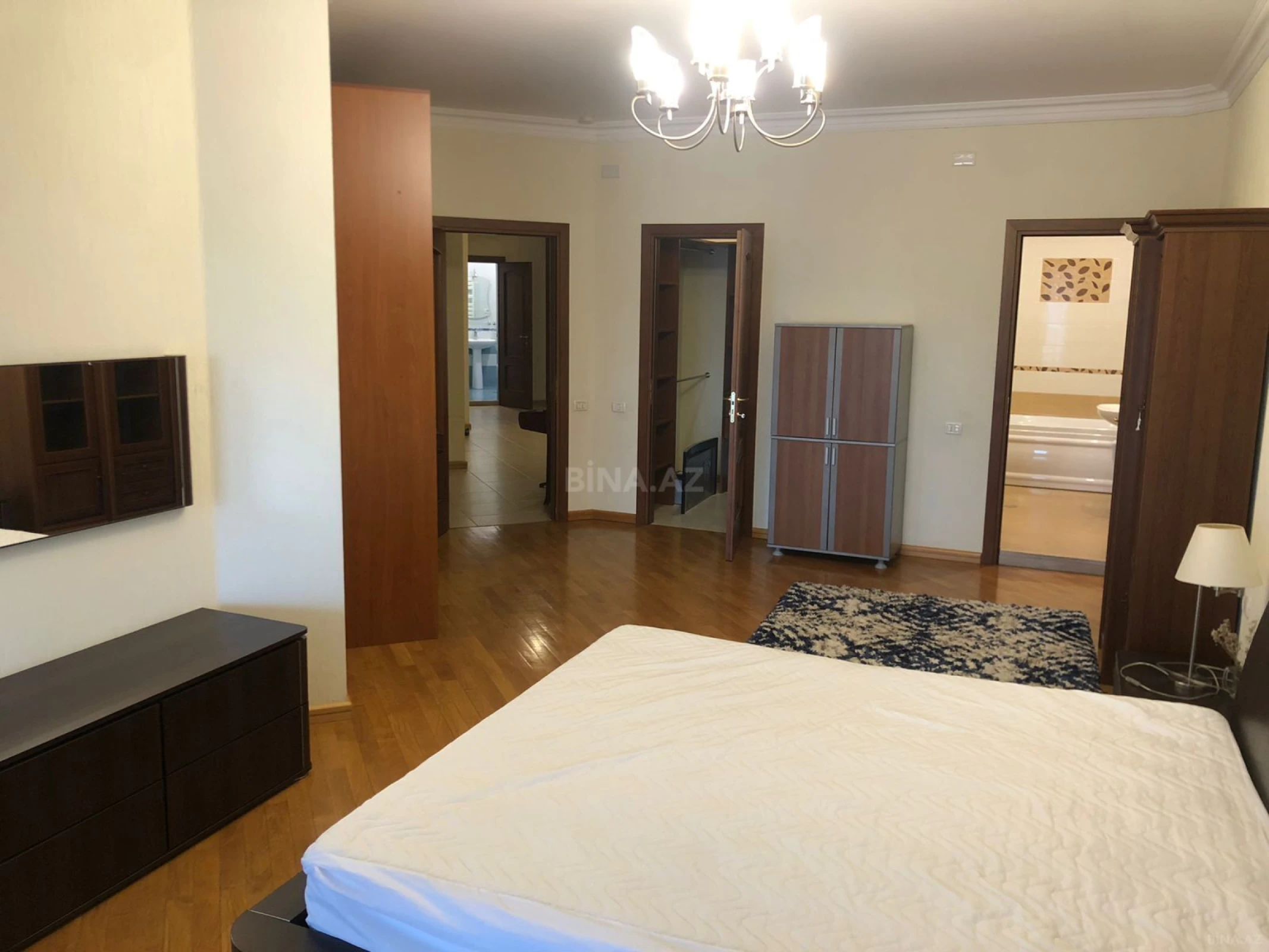 Kirayə verilir 4 otaqlı mənzil 220 m²