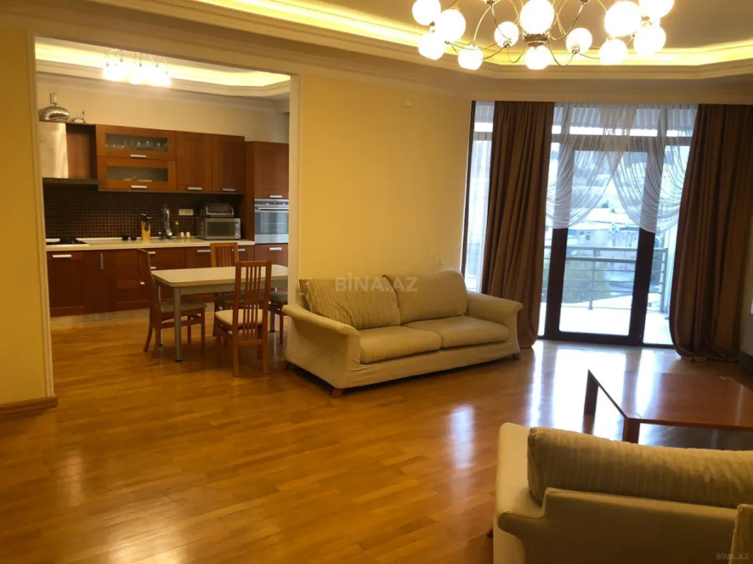 Kirayə verilir 4 otaqlı mənzil 220 m²