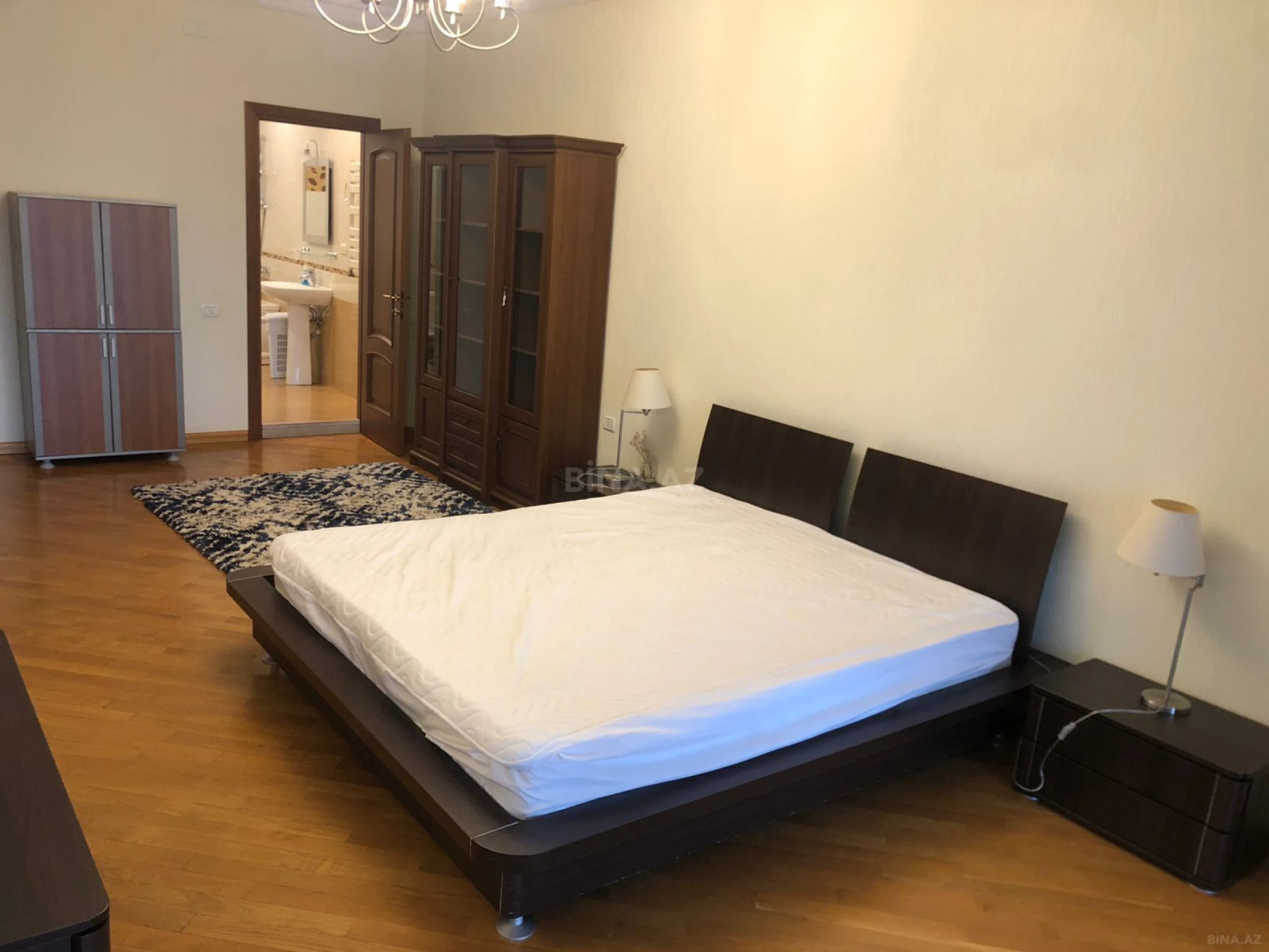 Kirayə verilir 4 otaqlı mənzil 220 m²