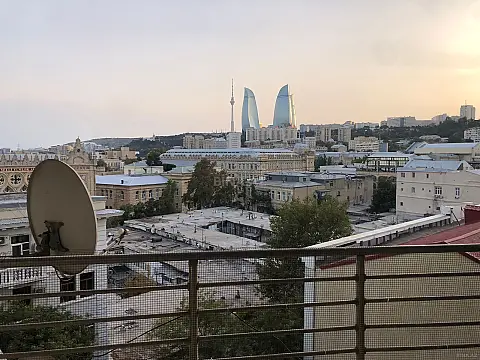 Kirayə verilir 4 otaqlı mənzil 220 m²