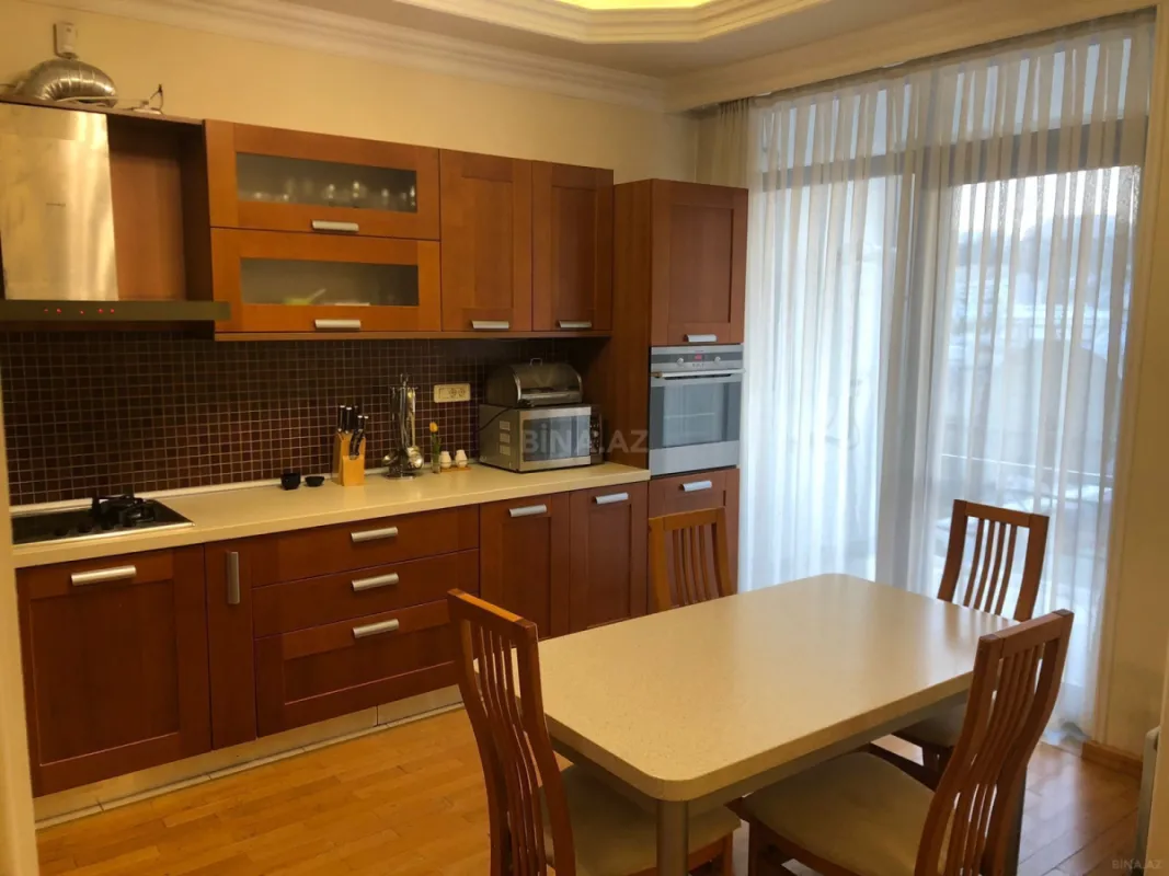 Kirayə verilir 4 otaqlı mənzil 220 m²