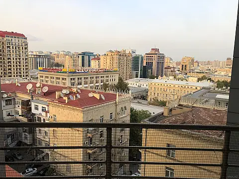 Kirayə verilir 4 otaqlı mənzil 220 m²