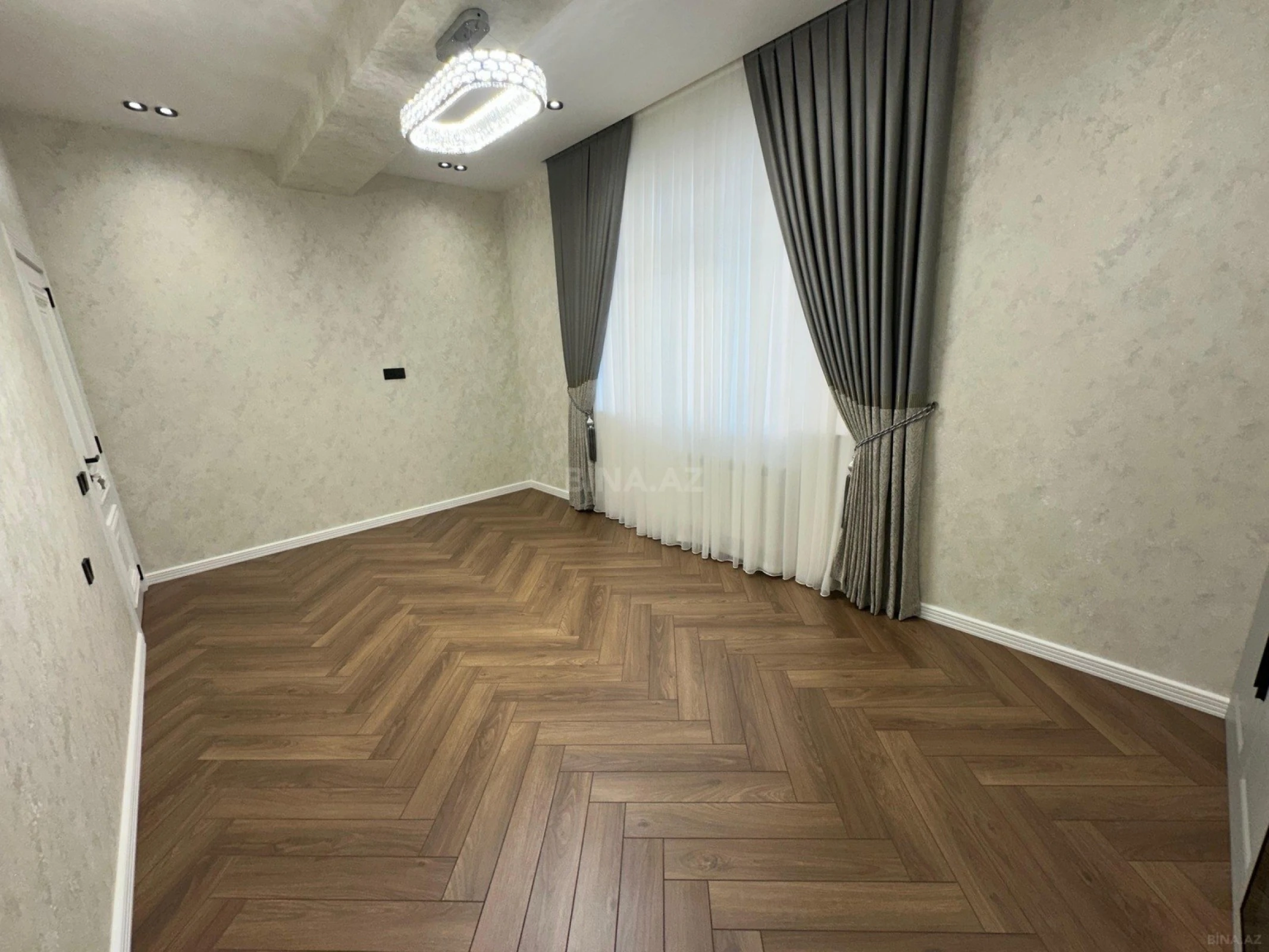 Satılır 3 otaqlı mənzil 105 m²