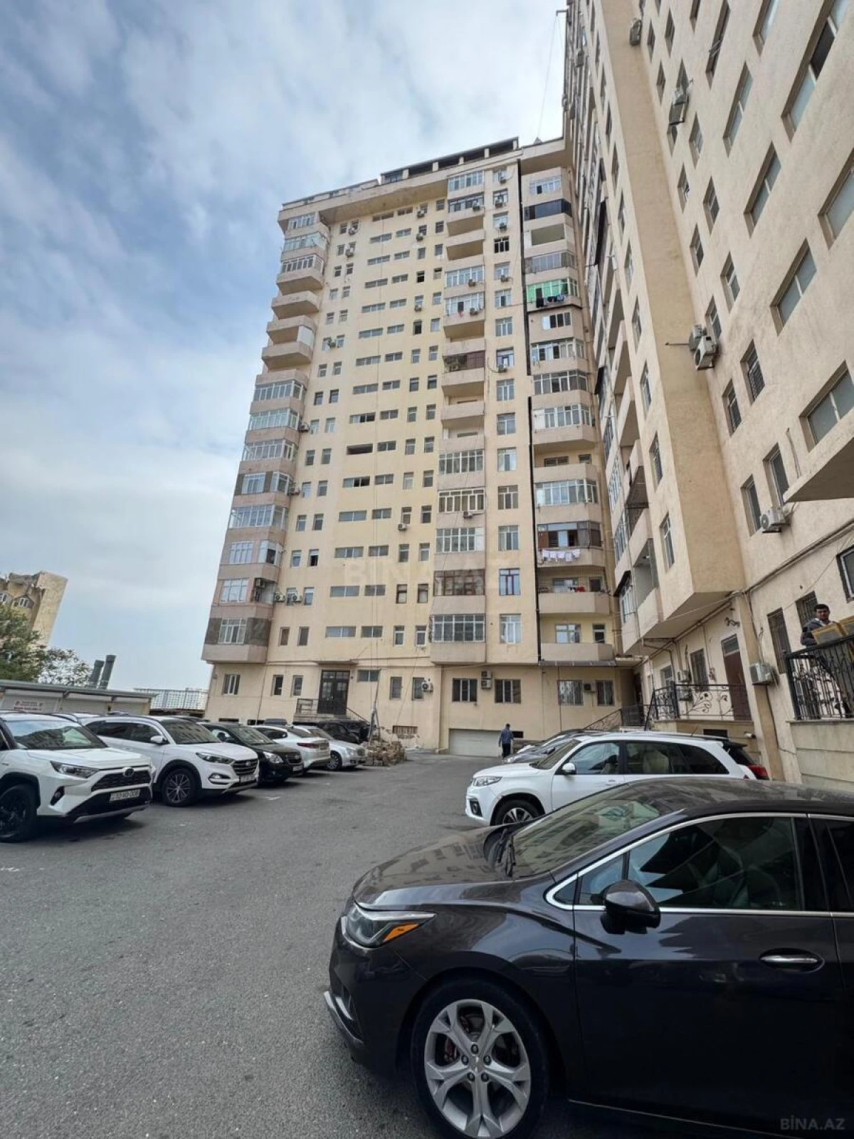 Satılır 4 otaqlı mənzil 180 m²
