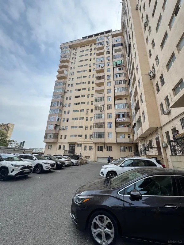 Satılır 4 otaqlı mənzil 180 m²