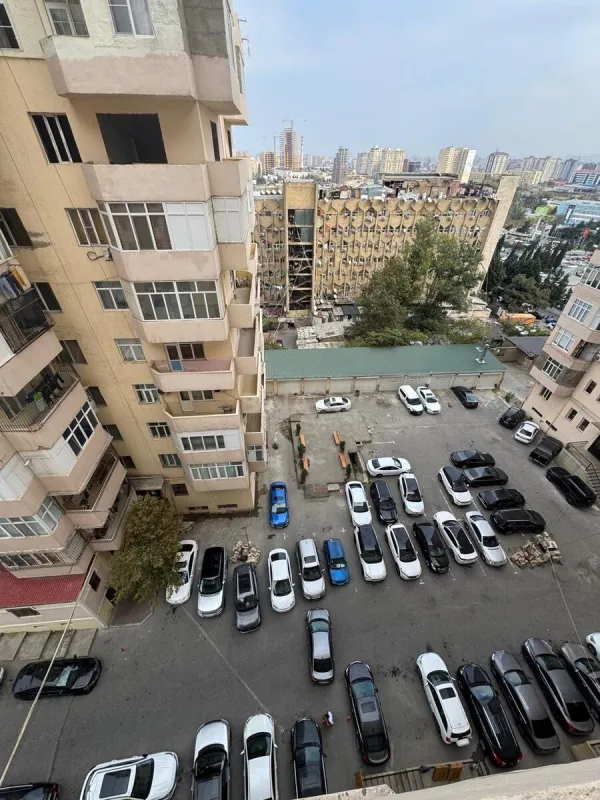 Satılır 4 otaqlı mənzil 180 m²