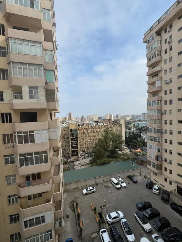 Satılır 4 otaqlı mənzil 180 m²