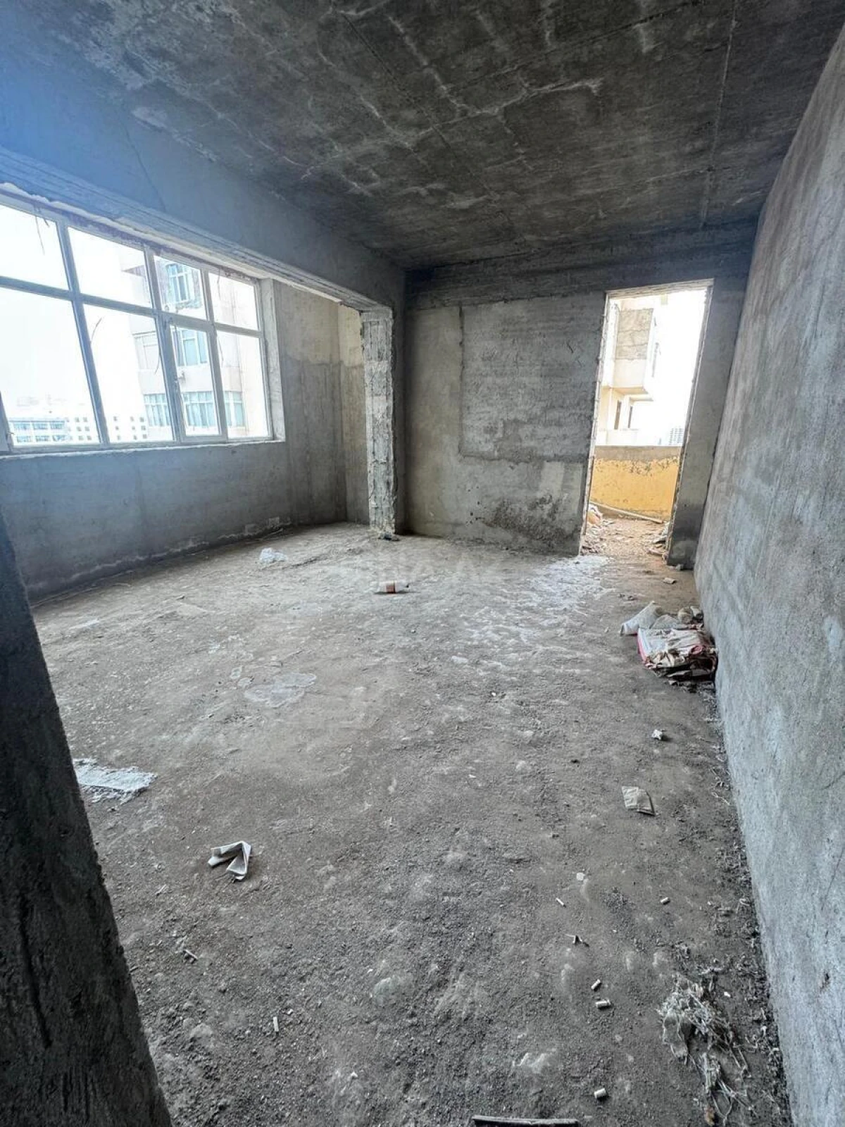 Satılır 4 otaqlı mənzil 180 m²
