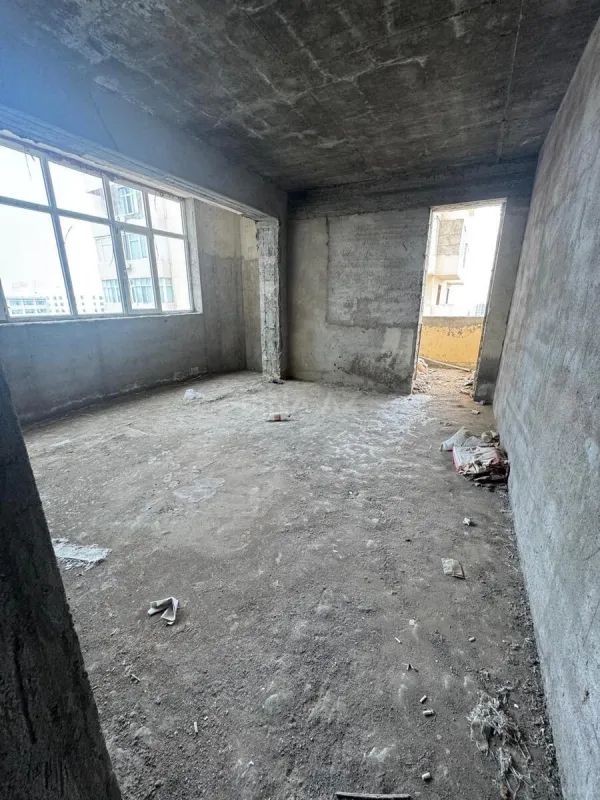 Satılır 4 otaqlı mənzil 180 m²