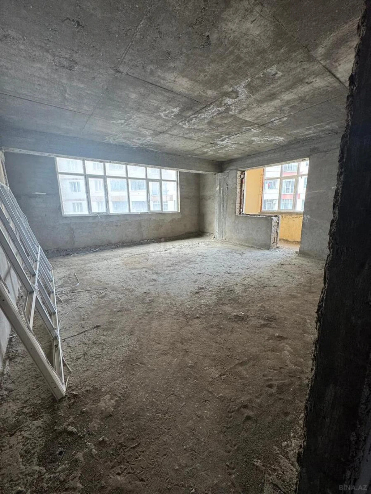 Satılır 4 otaqlı mənzil 180 m²