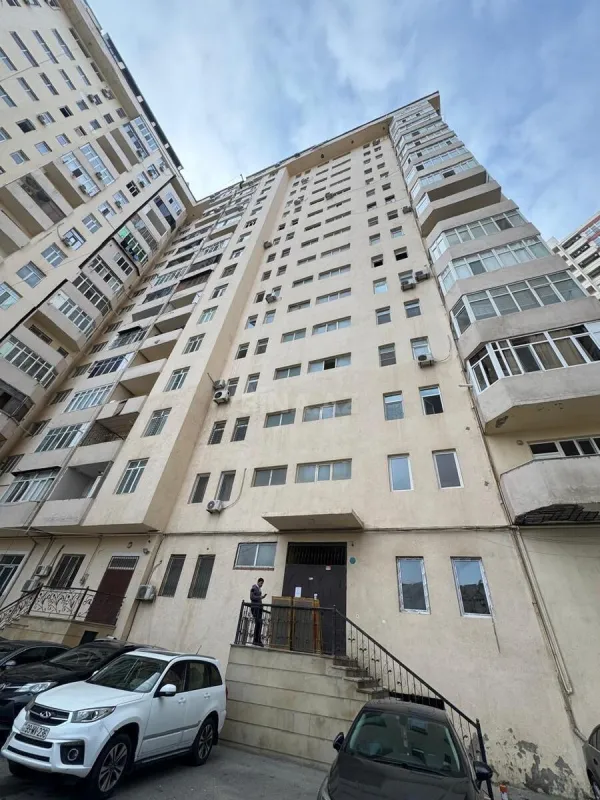 Satılır 4 otaqlı mənzil 180 m²