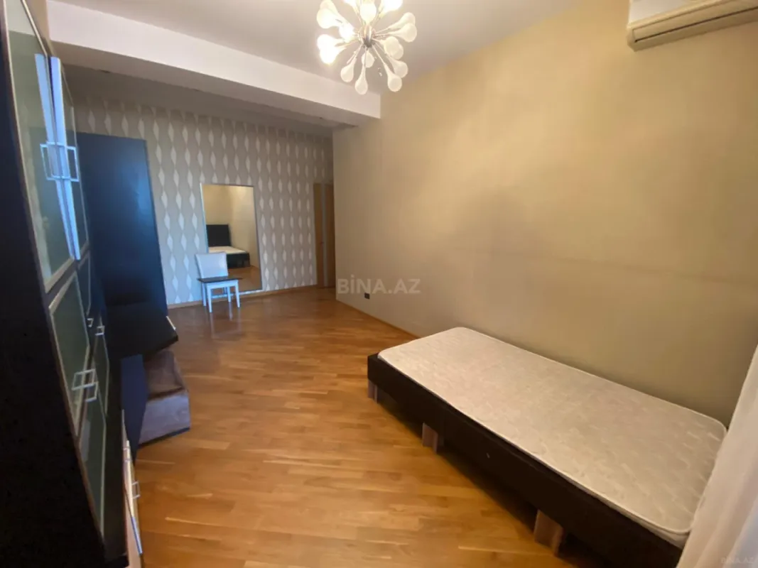 Satılır 4 otaqlı mənzil 220 m²