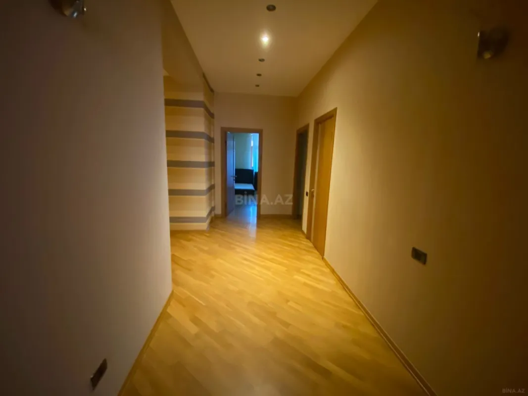 Satılır 4 otaqlı mənzil 220 m²