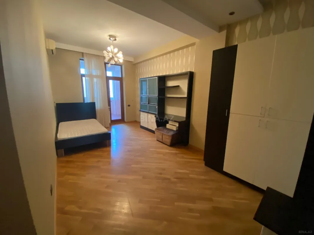Satılır 4 otaqlı mənzil 220 m²