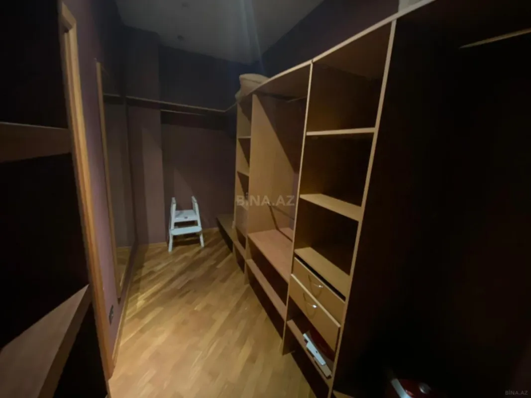 Satılır 4 otaqlı mənzil 220 m²