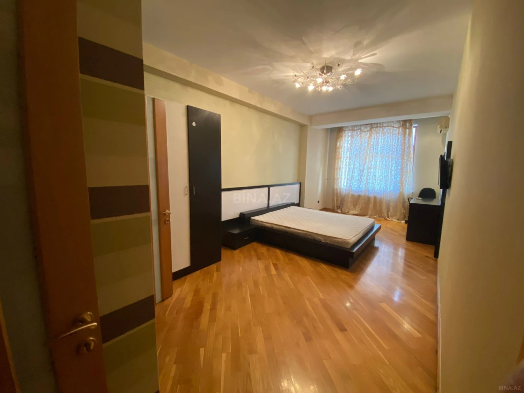 Satılır 4 otaqlı mənzil 220 m²