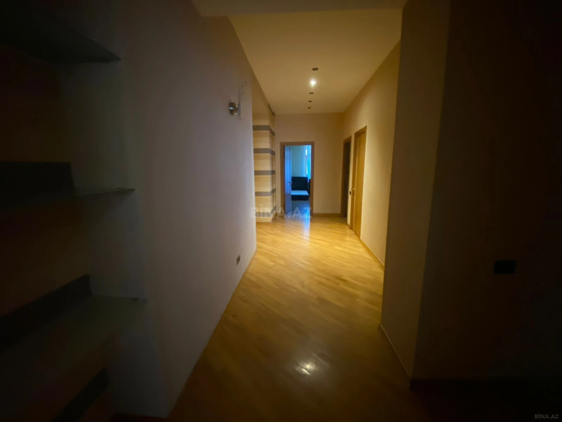 Satılır 4 otaqlı mənzil 220 m²
