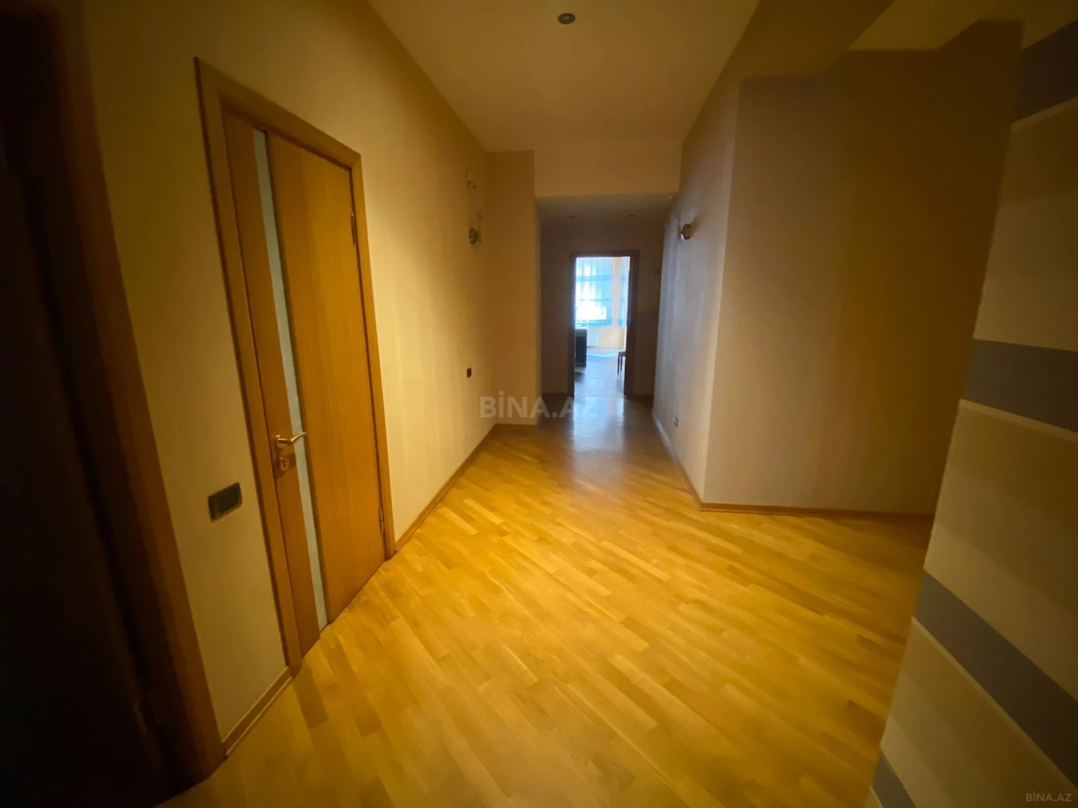 Satılır 4 otaqlı mənzil 220 m²