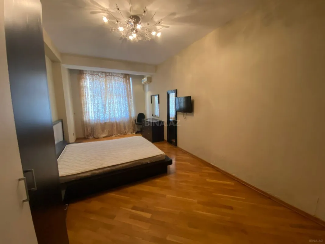 Satılır 4 otaqlı mənzil 220 m²