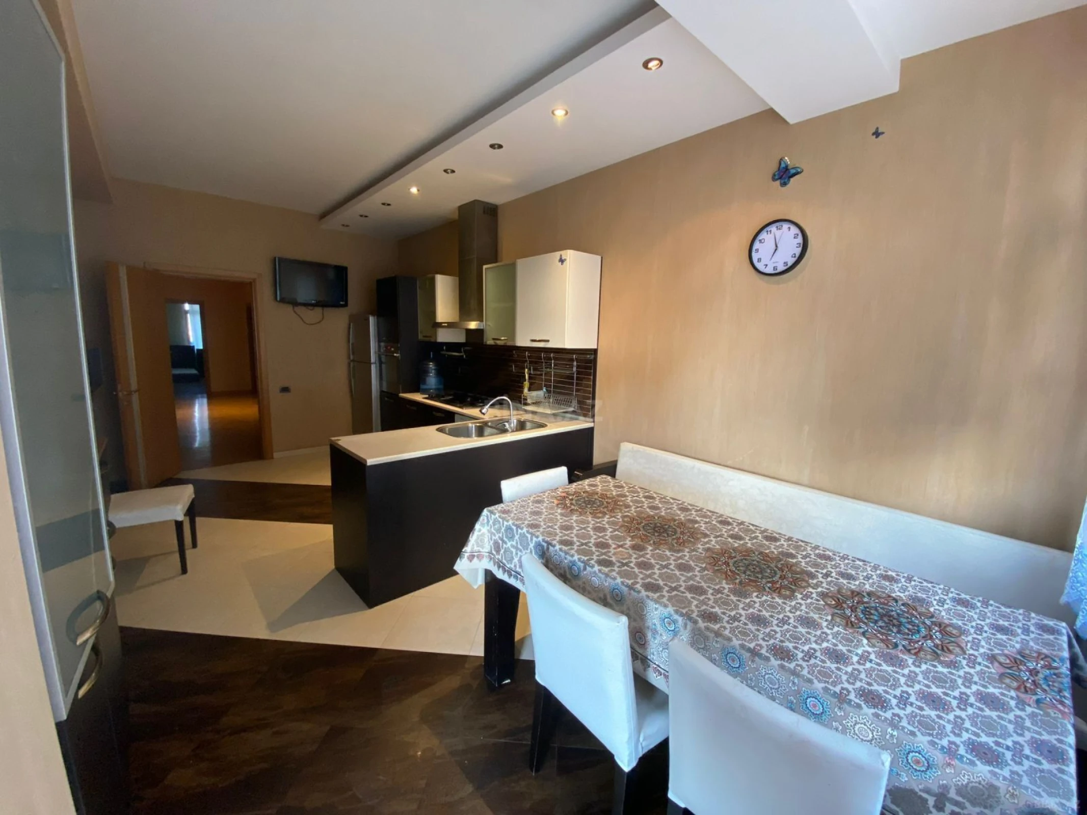 Satılır 4 otaqlı mənzil 220 m²