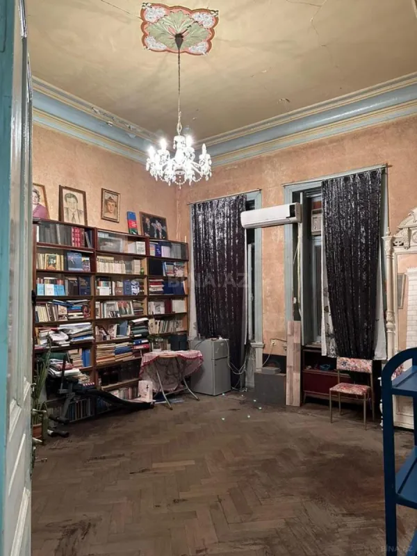 Satılır 4 otaqlı mənzil 180 m²