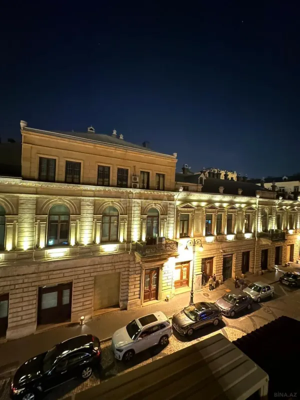 Satılır 4 otaqlı mənzil 180 m²