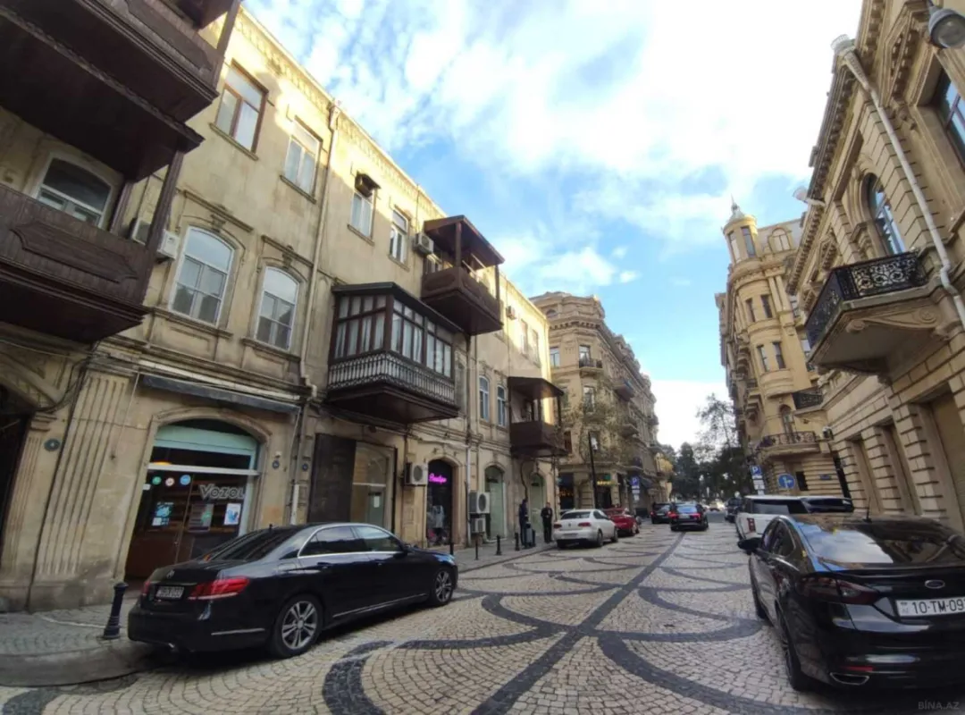 Satılır 4 otaqlı mənzil 180 m²