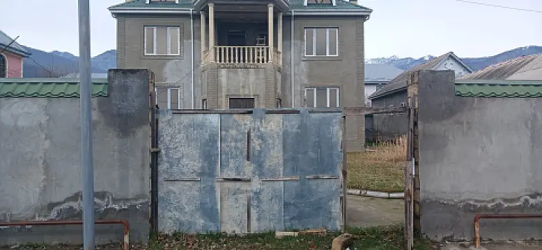 Satılır 7 otaqlı həyət evi 400 m² — Oğuz 7 otaq 400.00 m²