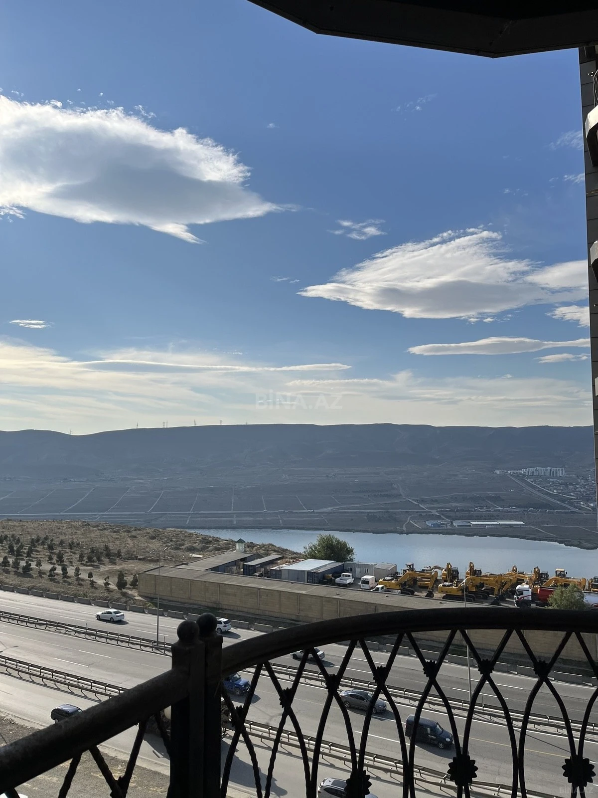 Satılır 3 otaqlı mənzil 130 m²