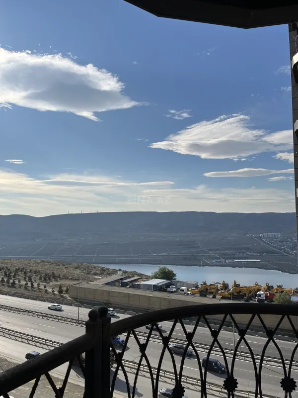 Satılır 3 otaqlı mənzil 130 m²