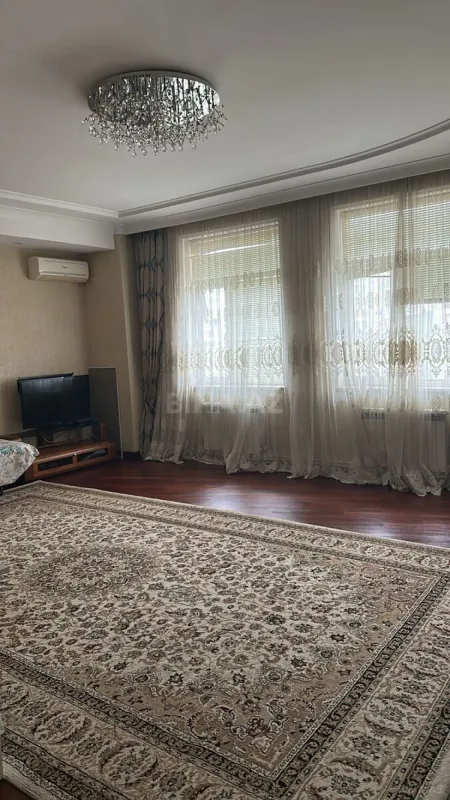 Satılır 3 otaqlı mənzil 135 m²