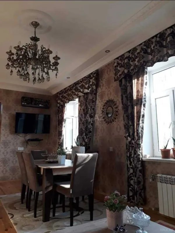 Satılır 12 otaqlı həyət evi 500 m²