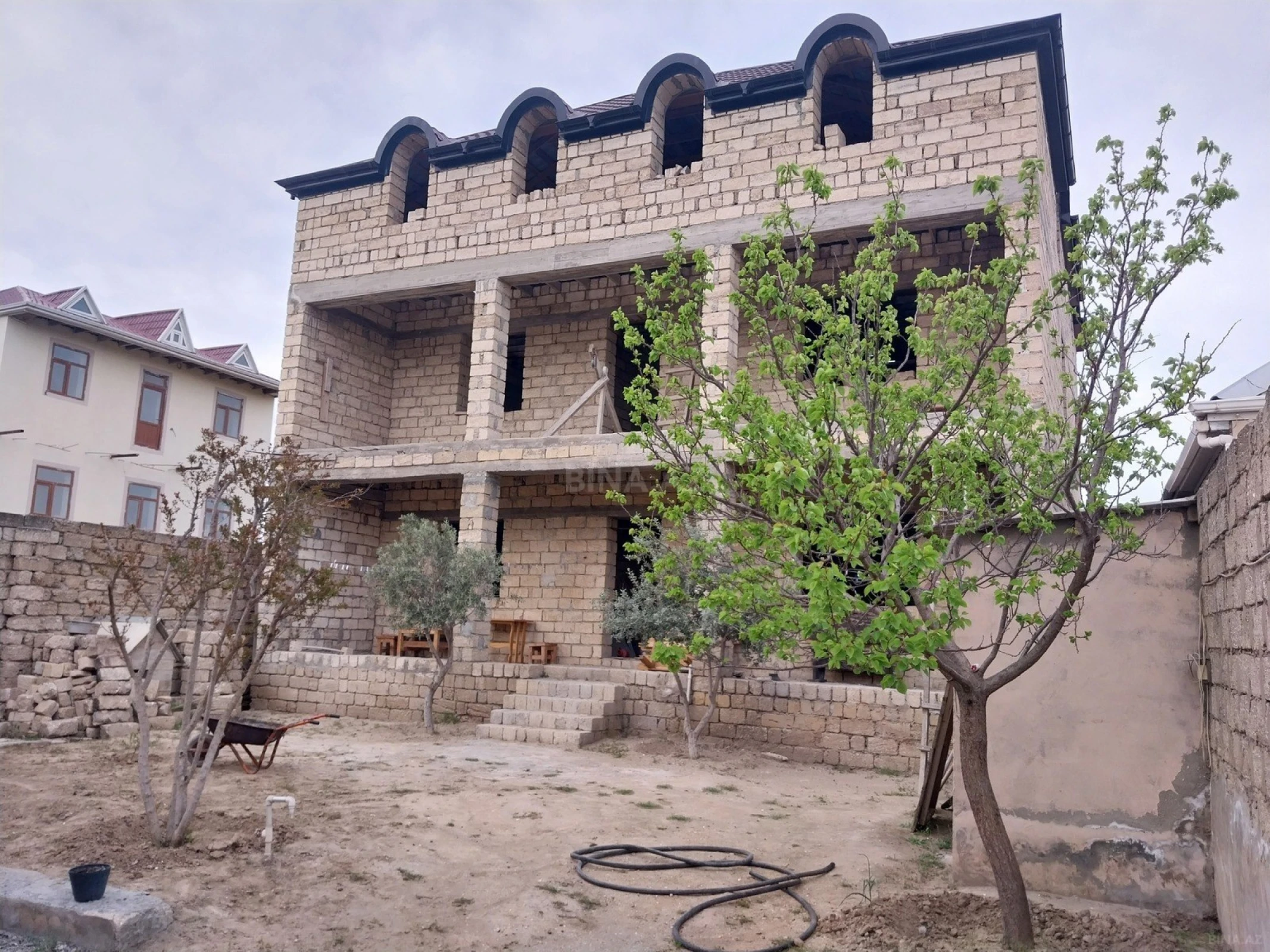 Satılır 12 otaqlı həyət evi 500 m²