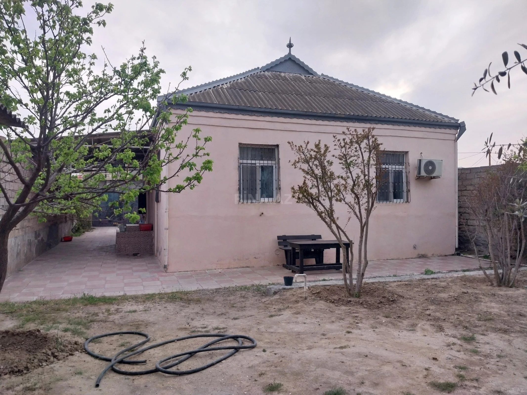 Satılır 12 otaqlı həyət evi 500 m²