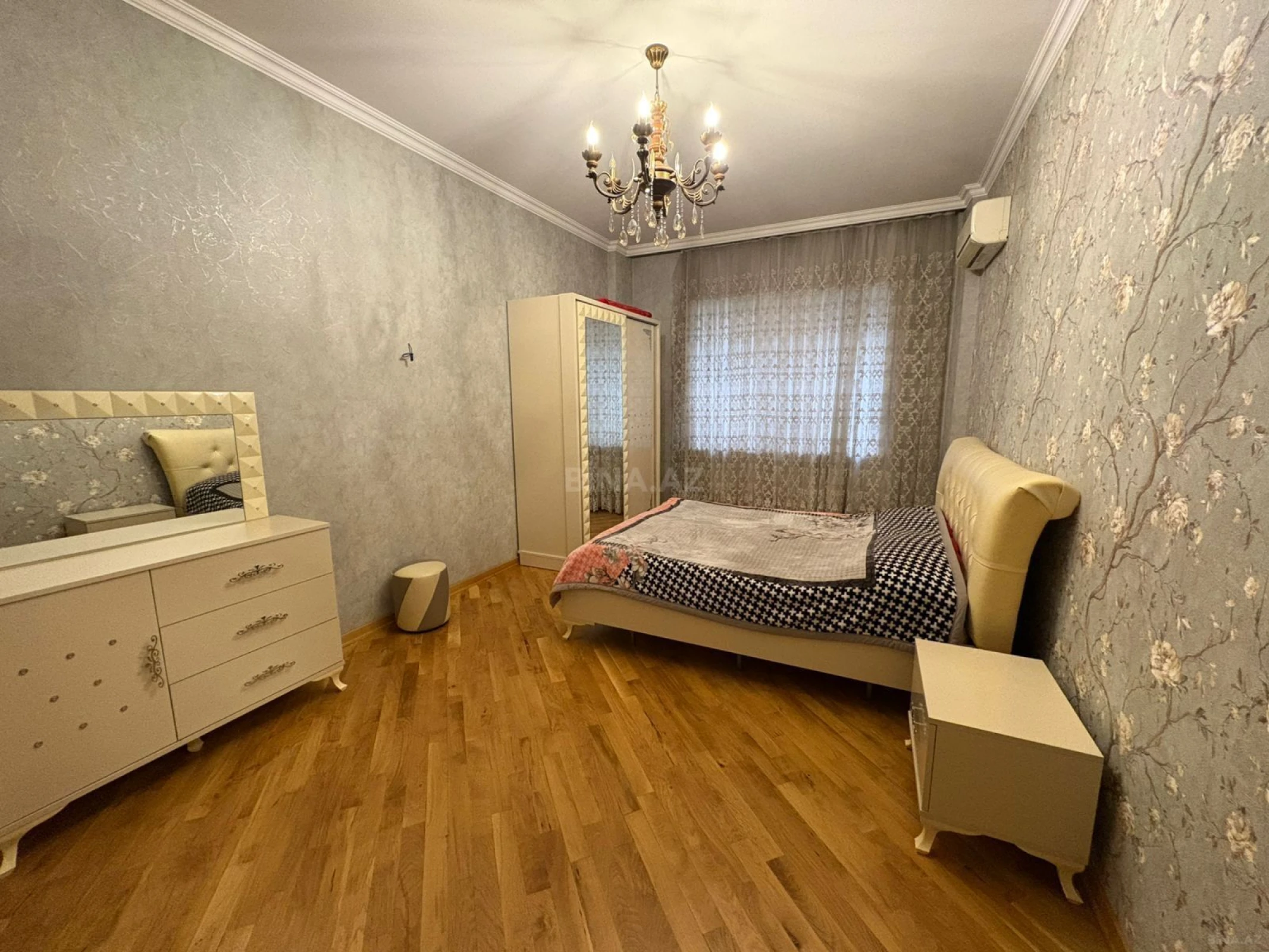 Satılır 4 otaqlı mənzil 225 m²