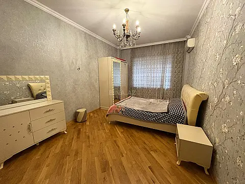 Satılır 4 otaqlı mənzil 225 m²