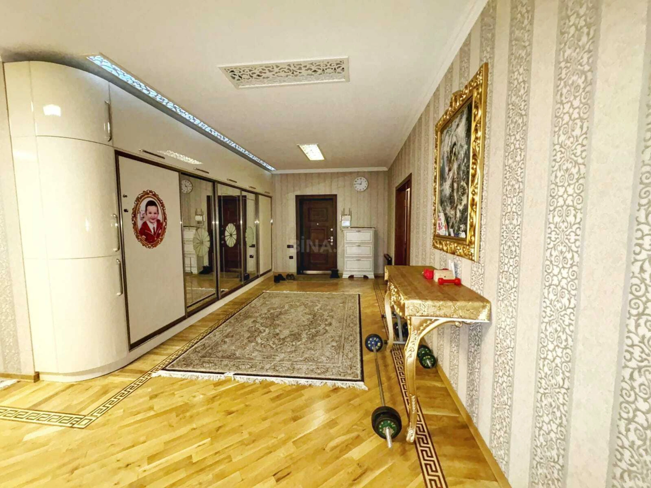 Satılır 4 otaqlı mənzil 225 m²