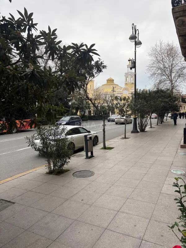 Kirayə verilir 8 otaqlı ofis 362 m²