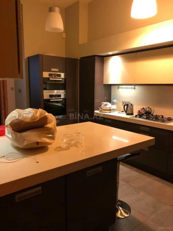 Satılır 8 otaqlı mənzil 400 m²