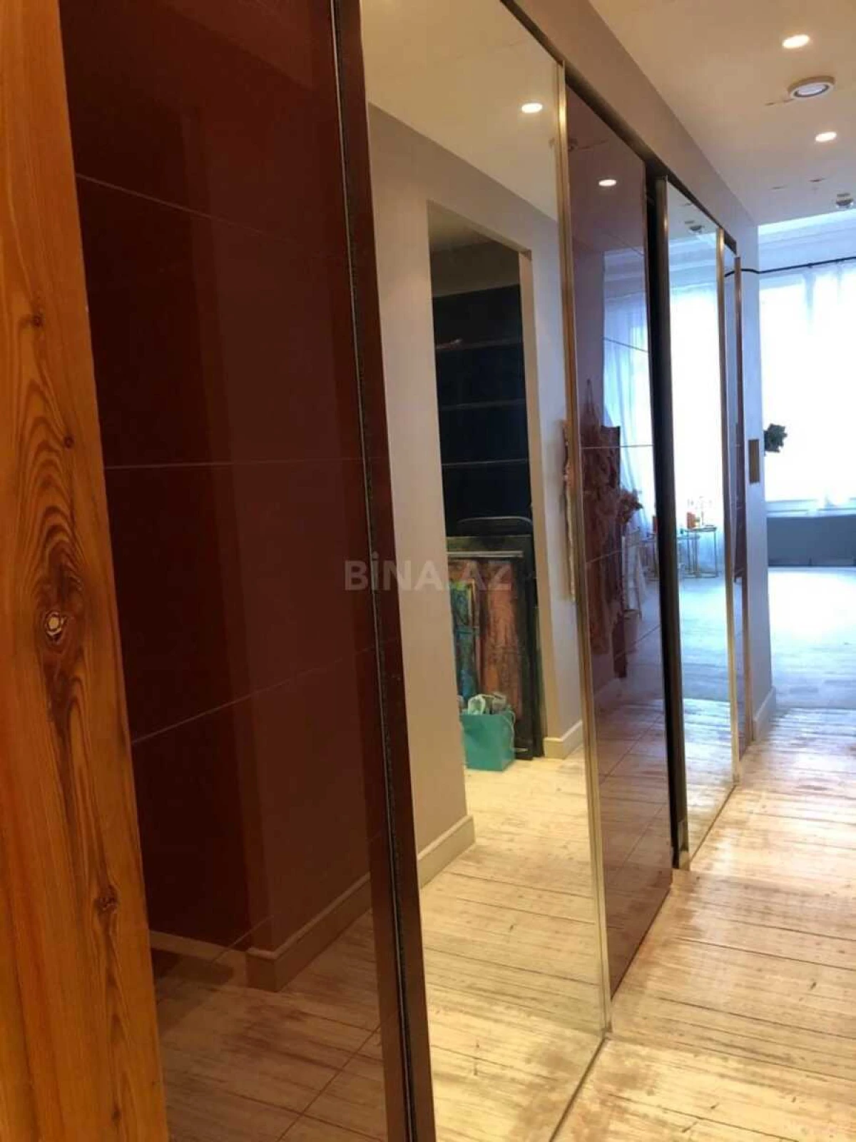 Satılır 8 otaqlı mənzil 400 m²