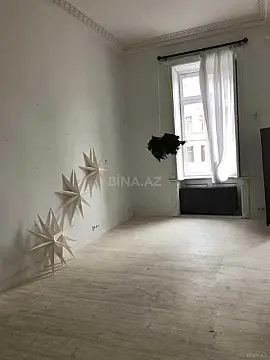 Satılır 8 otaqlı mənzil 400 m²