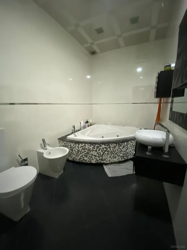 Satılır 4 otaqlı mənzil 165 m²